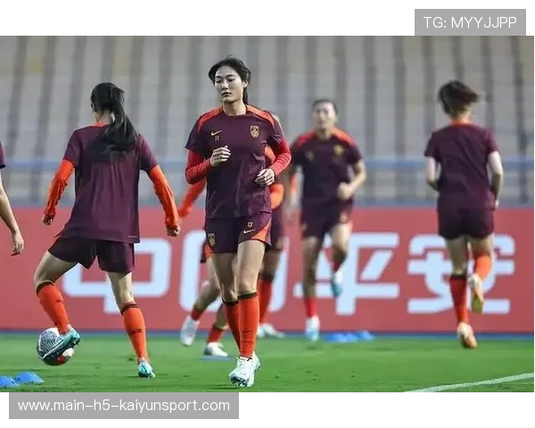 加拉塔萨雷女足杨莉娜前场逼抢成功，断球后直接起脚